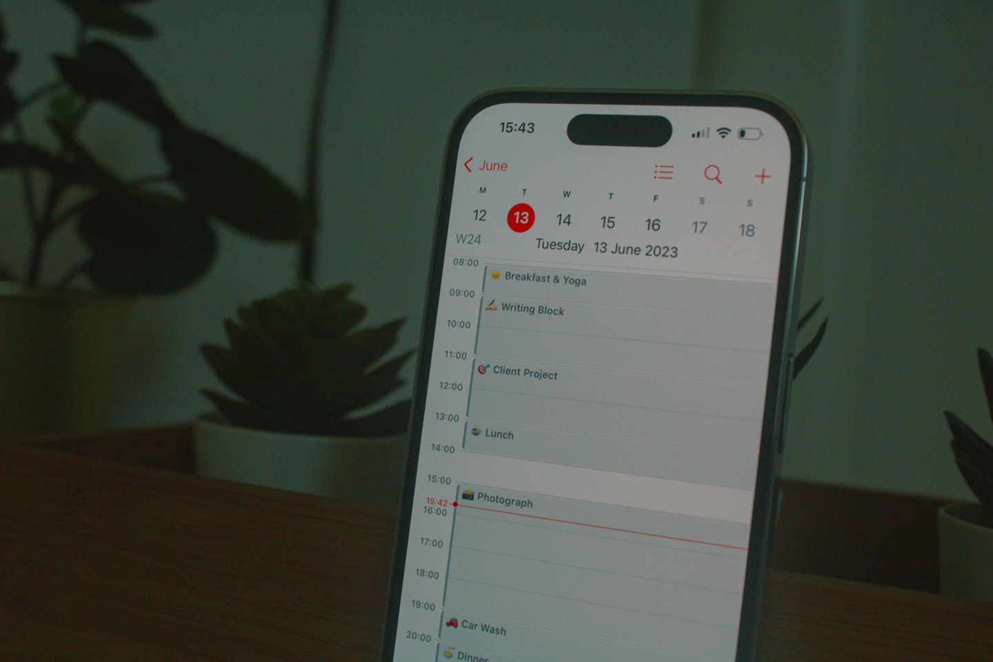 Schermata di uno smartphone che mostra un calendario digitale con appuntamenti giornalieri.
